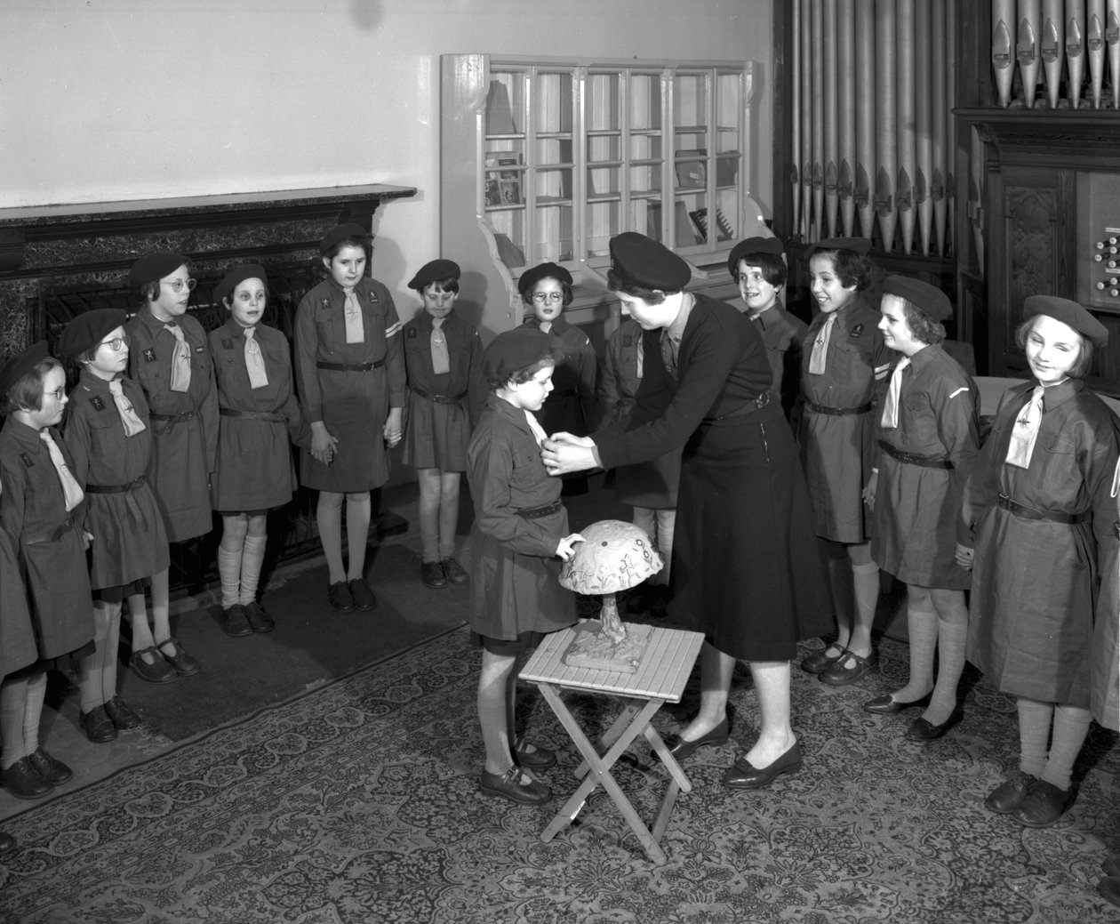 Übergabe an ein Mitglied der Brownie-Gruppe an der Royal Victoria School for the Blind, Newcastle upon Tyne, UK, Januar 1962 von Unbekannt Unbekannt