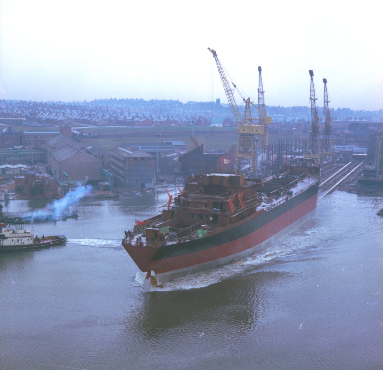 Blick auf die Nicola, die erste SD14, beim Stapellauf in der Southwick-Werft, Sunderland, 29. Dezember 1967 von Unbekannt Unbekannt