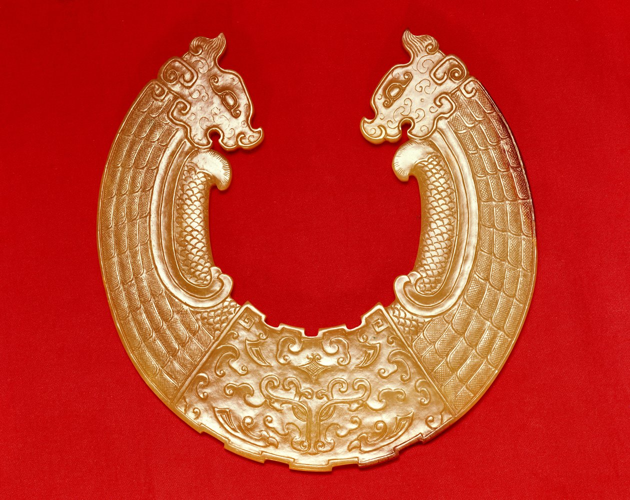 Plakette mit zwei Drachen und einer Tao-tie-Maske (Jade) von Chinese School