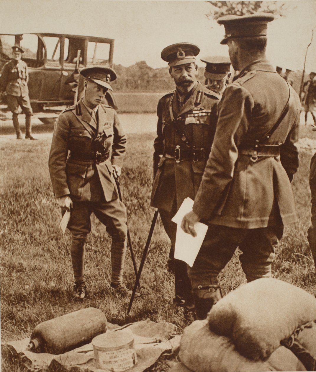 König Edward VIII. mit seinem Vater König George V. in einer Gasschule während des Krieges, ca. 1914 von English Photographer