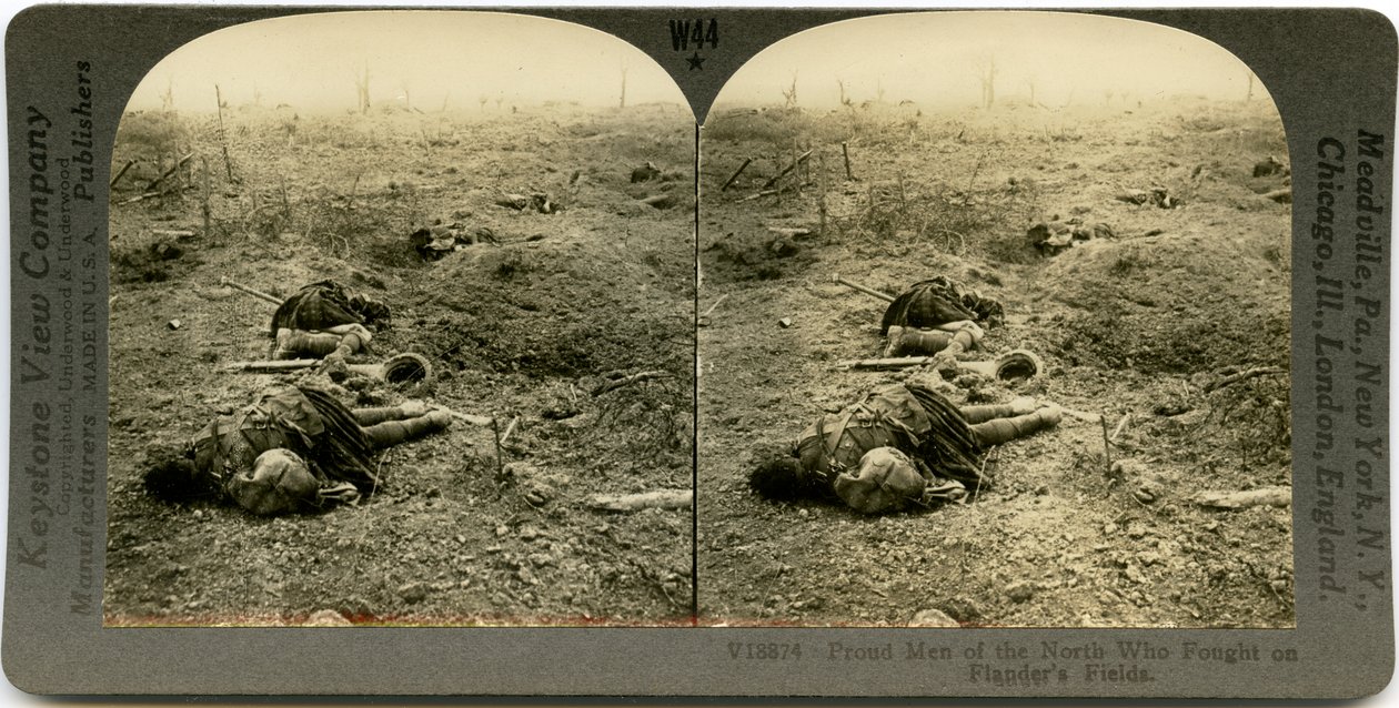 Horizontale, sepiafarbene Stereokarte, die ein offenes Feld mit vier toten schottischen Soldaten und verstreuten Trümmern zeigt. Keystone Stereograph Nummer V18874. von Keystone View Company