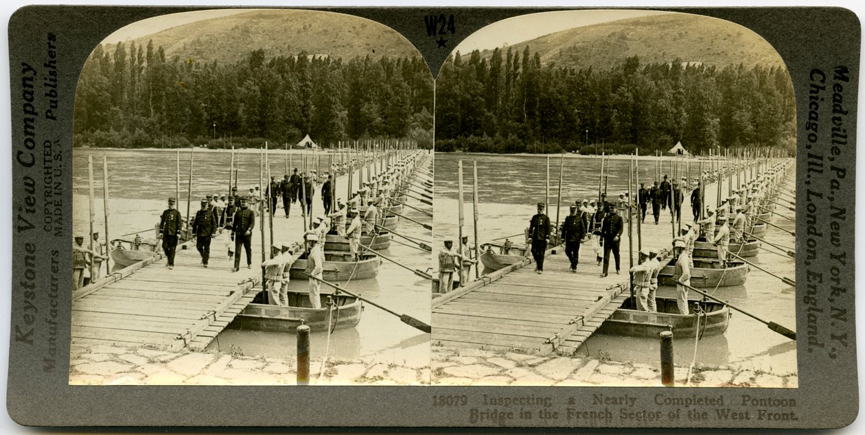 Uniformierte Offiziere überqueren eine Pontonbrücke von Keystone View Company