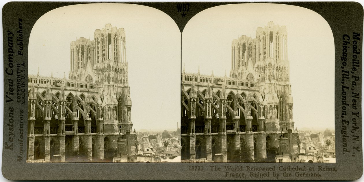Die weltberühmte Kathedrale von Reims, Frankreich, von den Deutschen zerstört von Keystone View Company
