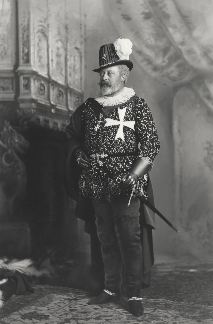 Der Prinz von Wales im Kostüm des Großmeisters der Malteser-Ritter beim Devonshire House Ball am 3. Juli 1897 im Devonshire House, Piccadilly, London von Lafayette Studio