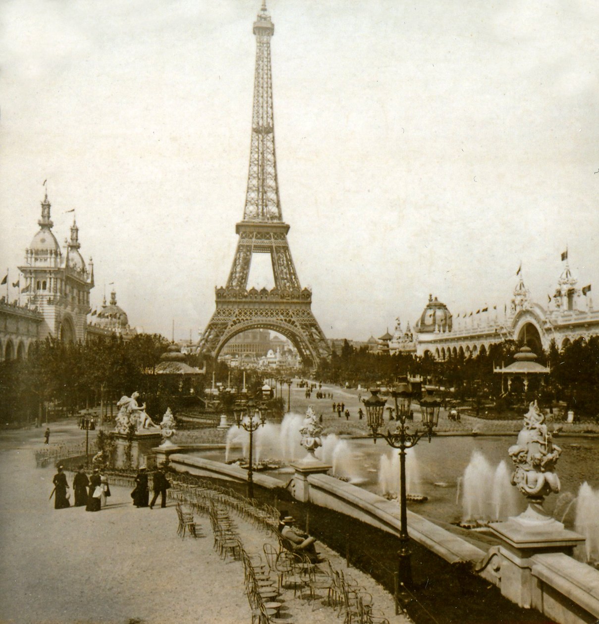 Blick auf den Eiffelturm und Champ de Mars vom Château d