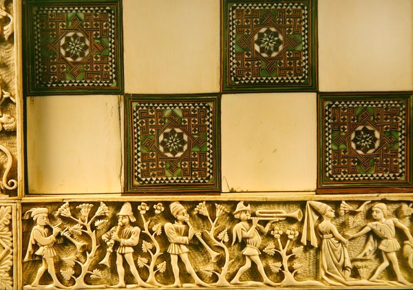 Rand eines Schachbretts, das Musiker in einem Garten darstellt, 1415 von French School