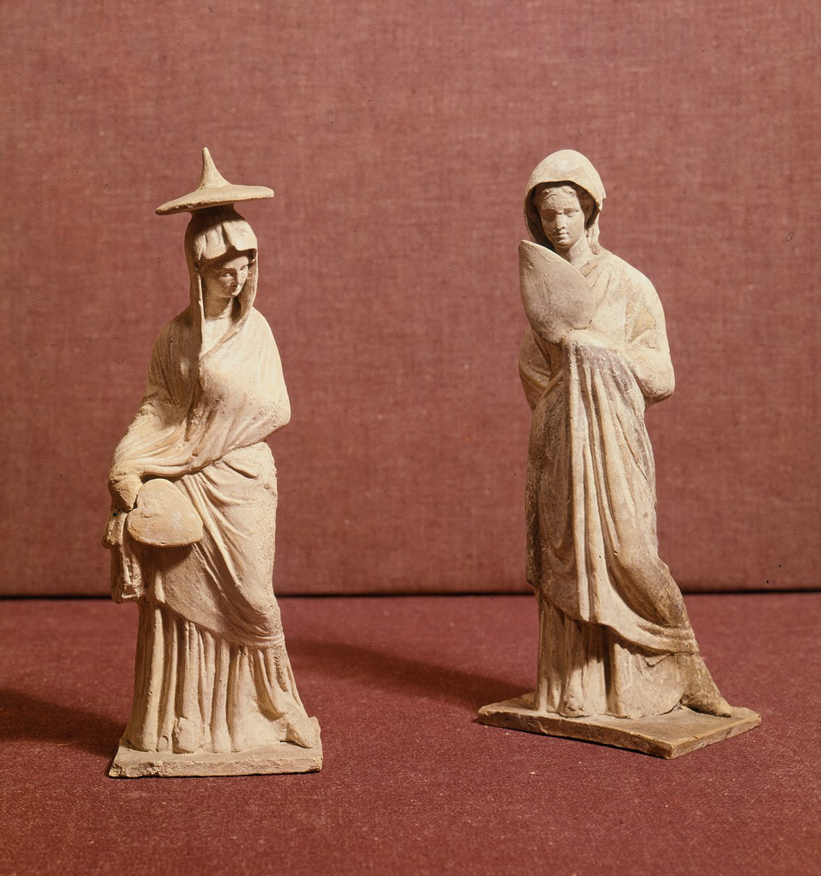 Zwei Statuen stehender Frauen, aus Tanagra, ca. 350 v. Chr. von Greek School