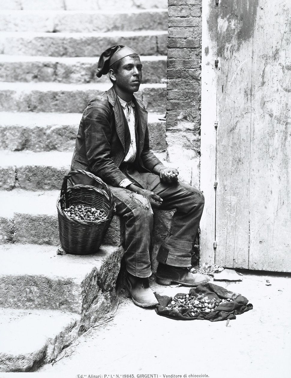 Meeresschneckenverkäufer in traditioneller Kleidung in Girgenti, um 1920 von Italian Photographer