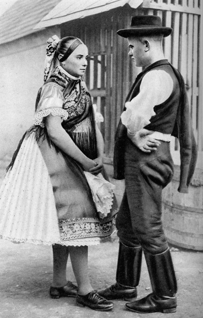 Ein junges slowakisches Paar, Ungarn, 1926 von A. W. Cutler