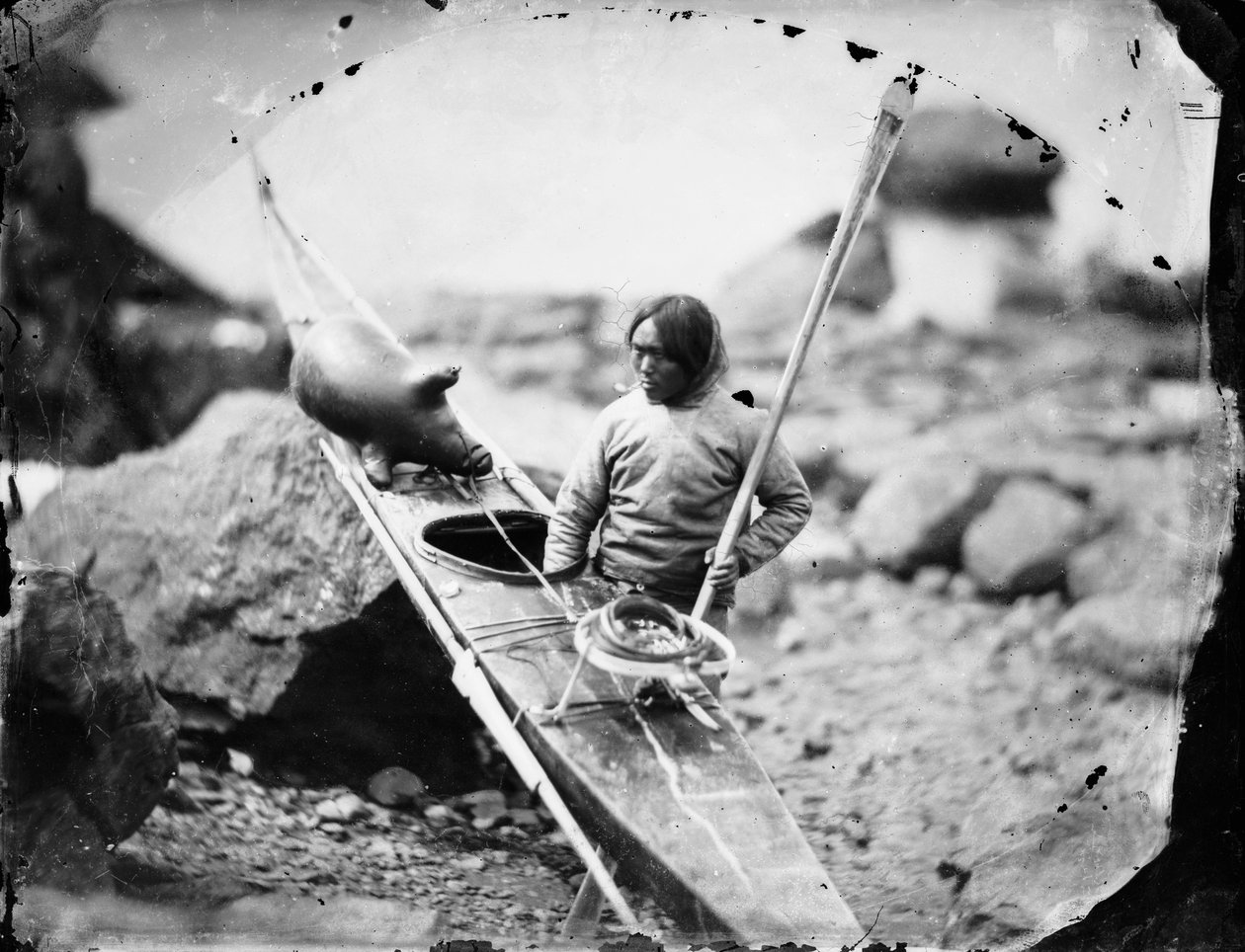 Inuit-Mann mit einem Kajak von Admiral Edward Augustus Inglefield