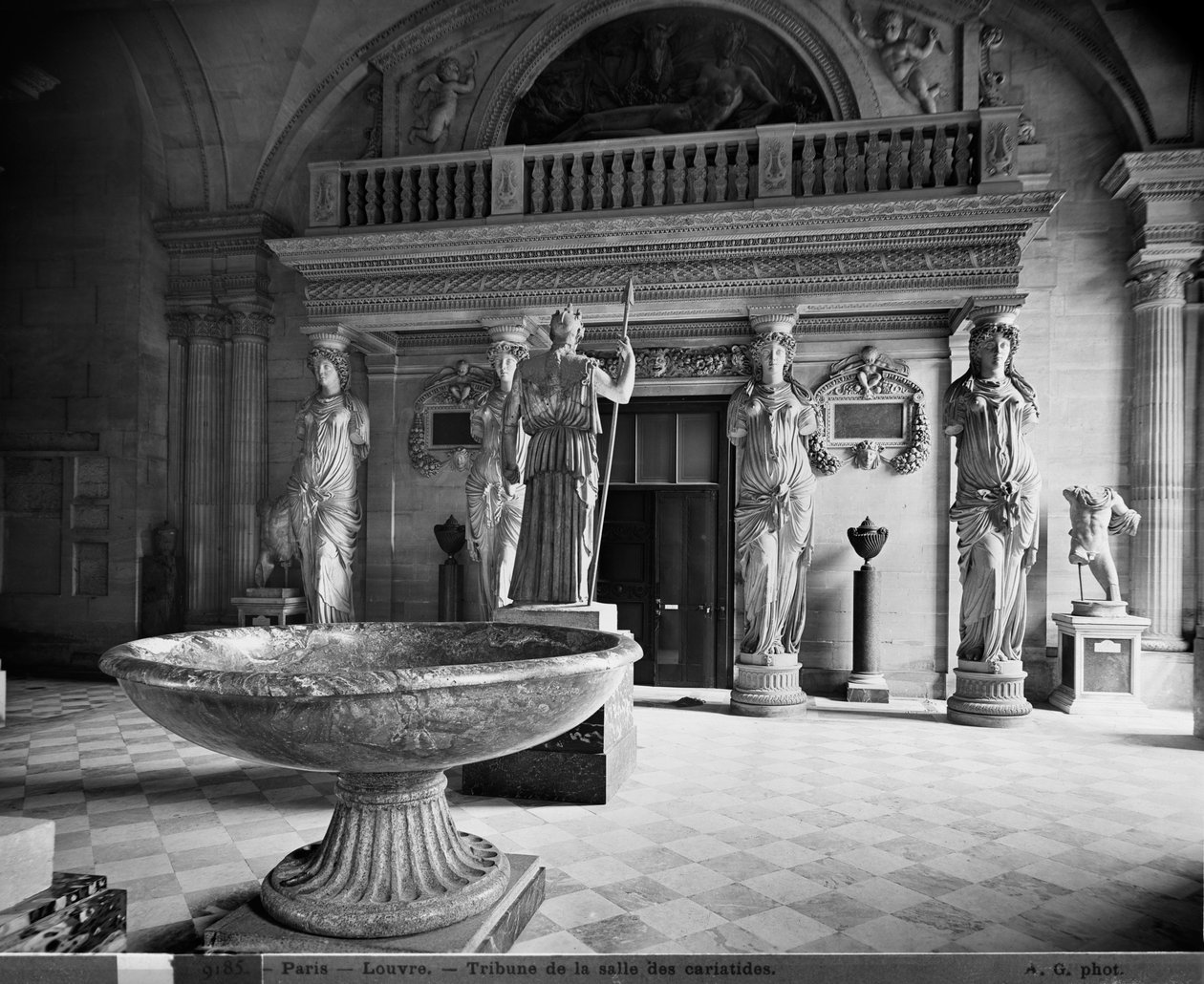 Ansicht der Karyatiden-Tribüne im Louvre-Museum, 1897 von Adolphe Giraudon