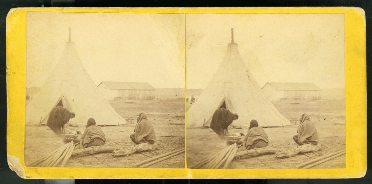 Squaws kochen vor dem Zelt von Spotted Tail, 1868 von Alexander Gardner