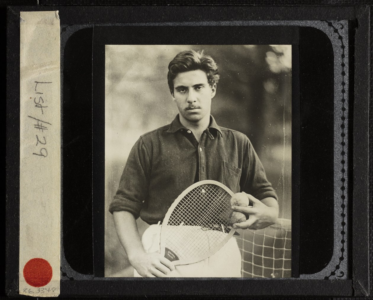 Ohne Titel (Neffe Edward mit Tennisschläger) von Alfred Stieglitz