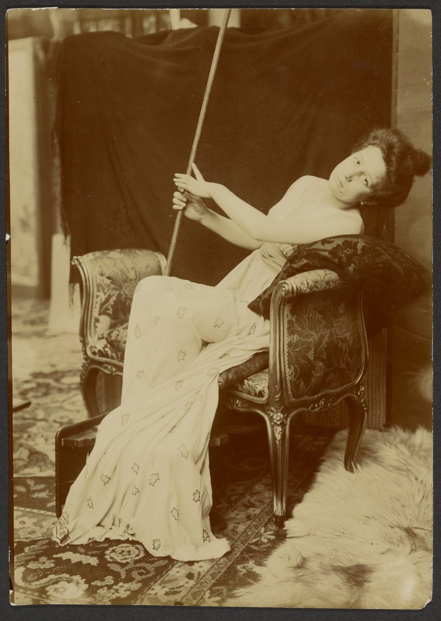 Frau modelliert auf einer Bank von Alphonse Maria Mucha
