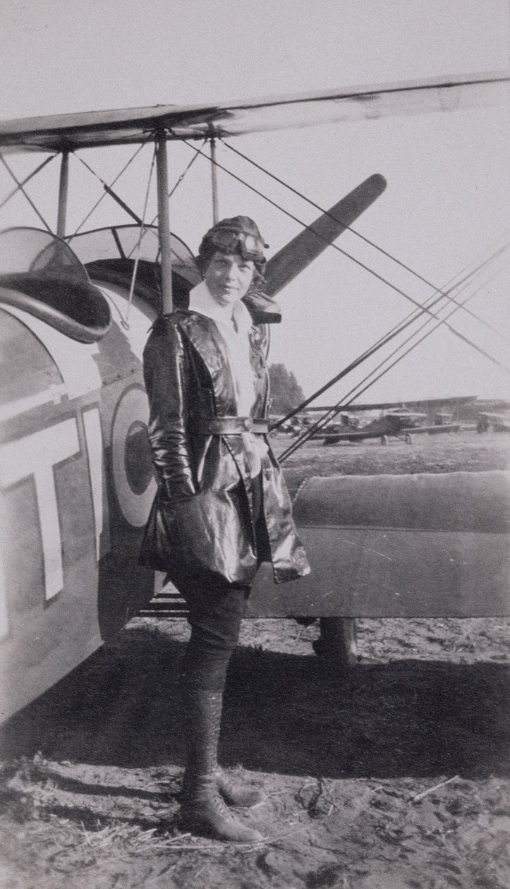 Amelia Earhart neben dem McLintic-Doppeldecker von American Photographer