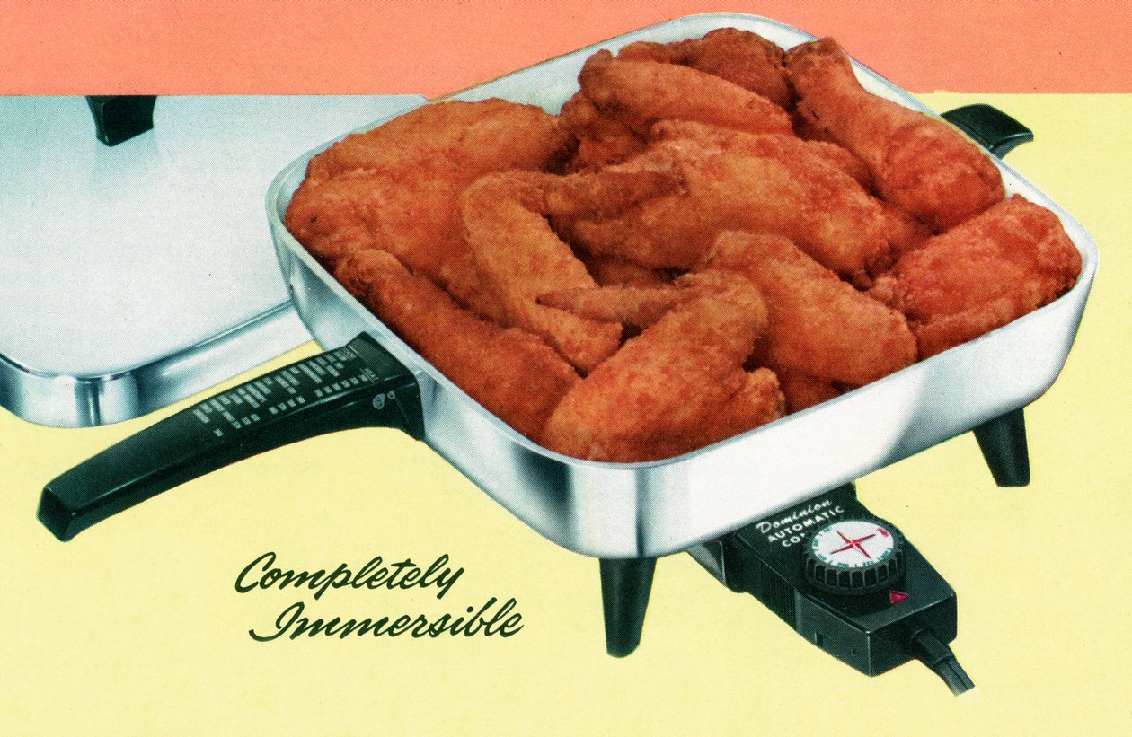 Hähnchenbraten in einer Retro-Elektropfanne von American School