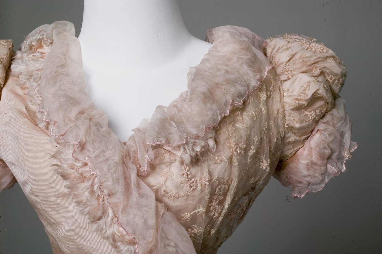 Aussteuerkleid von American School