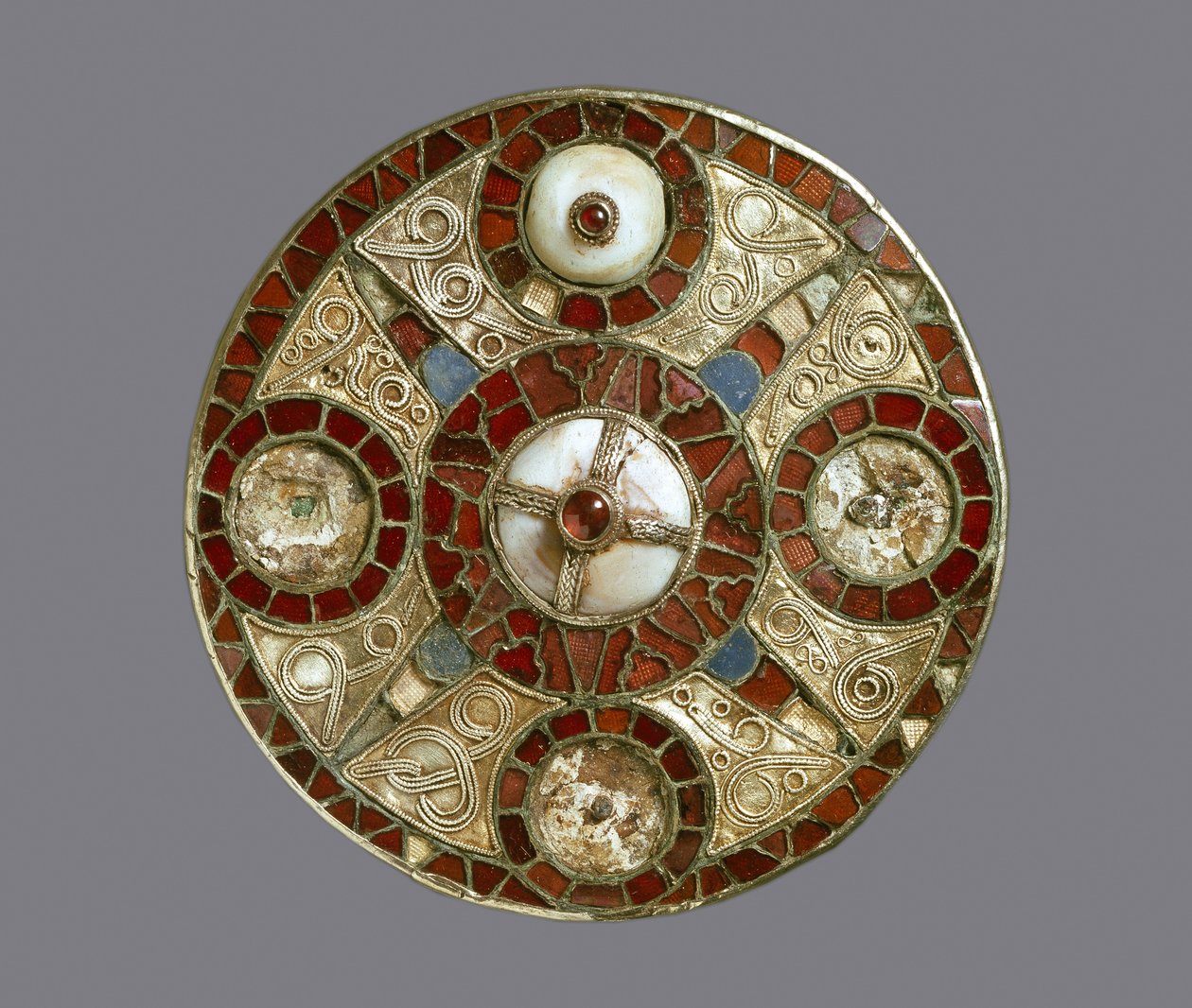 Juwelenbesetzte Scheibenbrosche, aus Grab 3 in Monkton, Kent, Angelsächsisch von Anglo Saxon