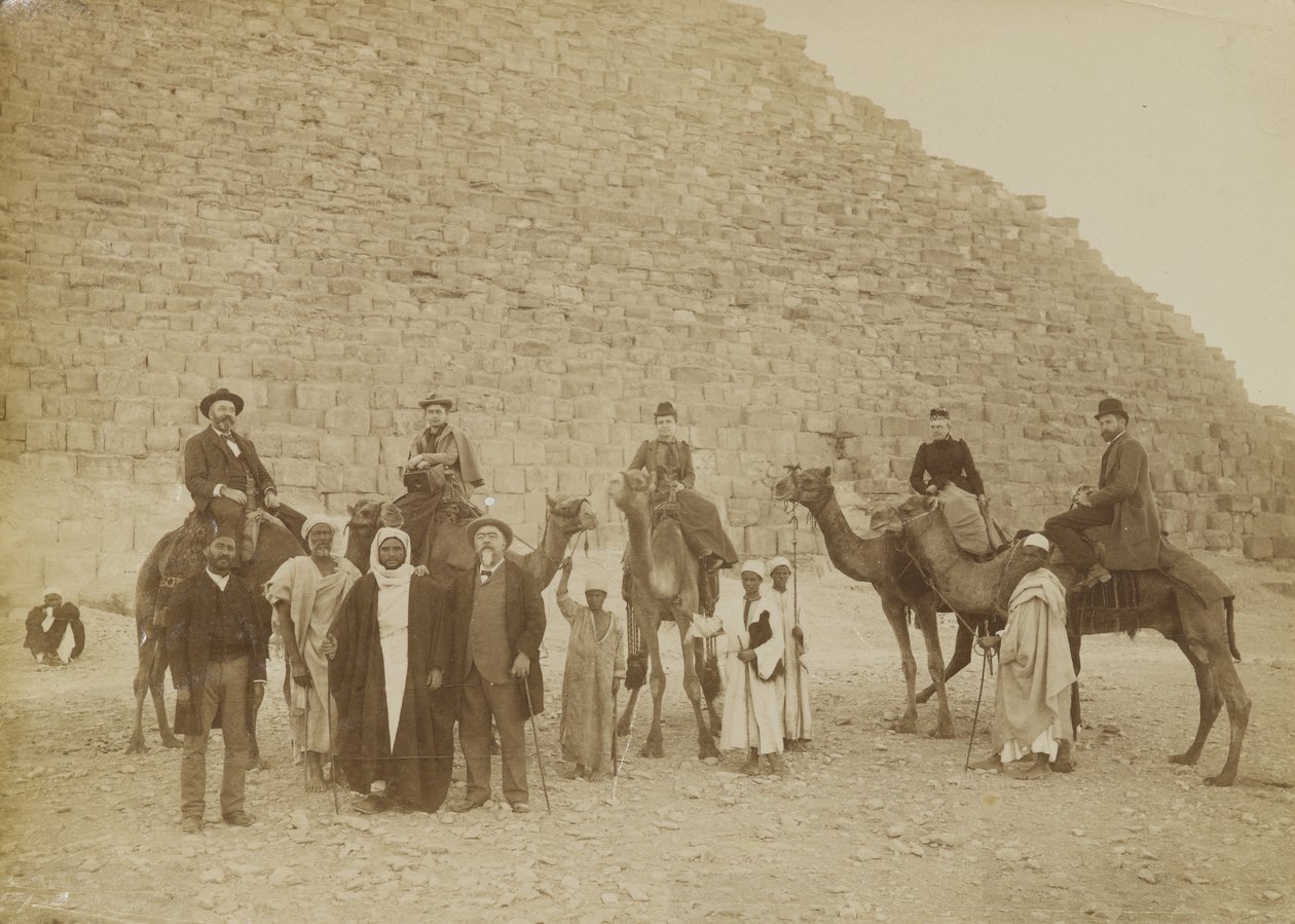 Familie von Touristen in Gizeh, Ägypten von Antonio Beato