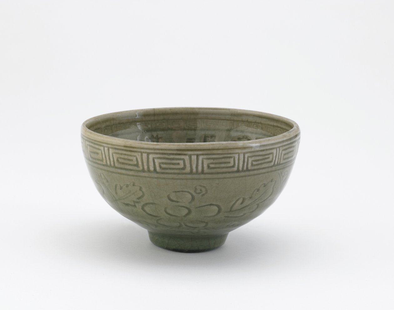 Servierschale im Stil der Longquan-Keramik, Edo-Periode, spätes 18. bis frühes 19. Jahrhundert von Aoki Mokubei