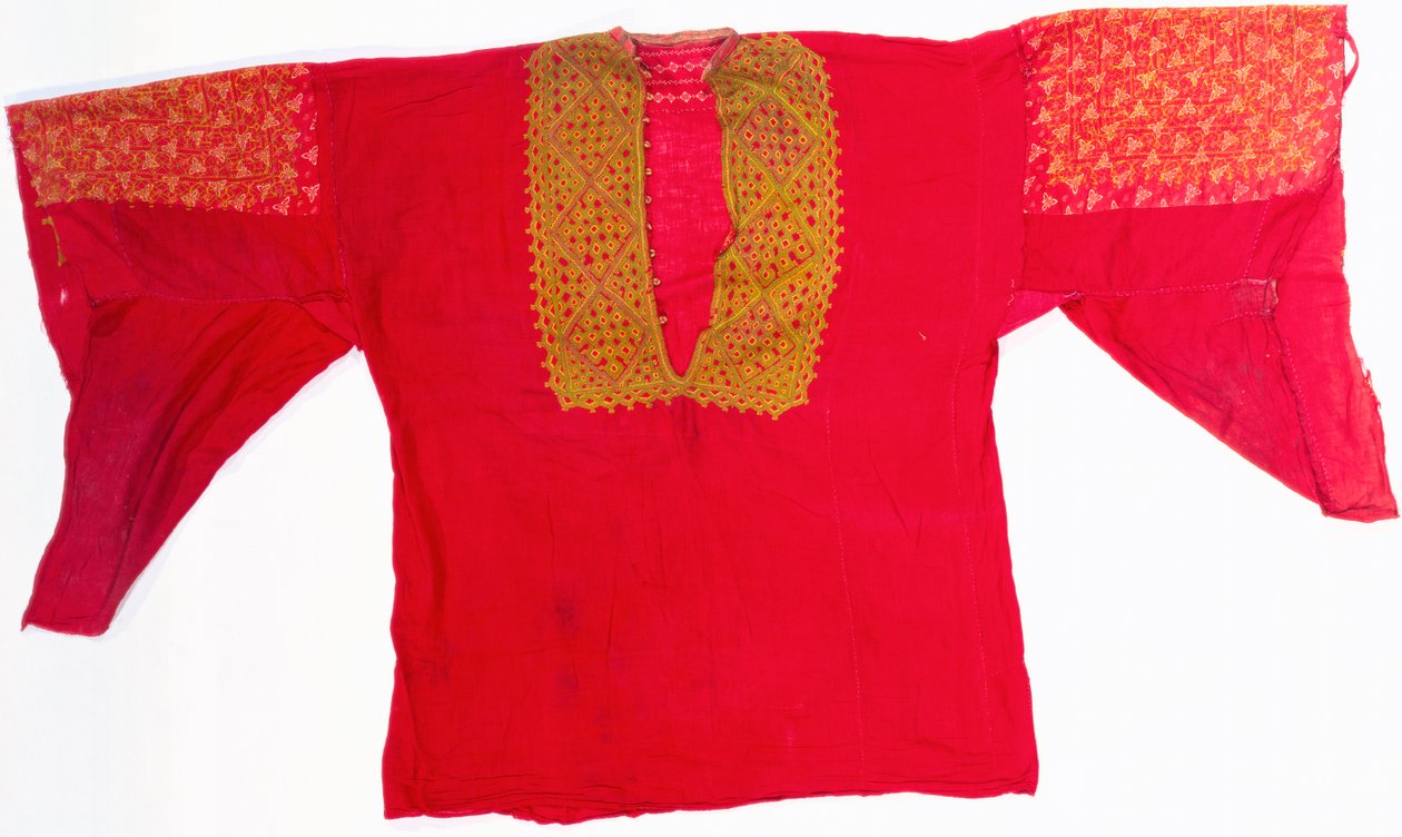 Ein besticktes Kleid aus rotem Musselin von Arabic School