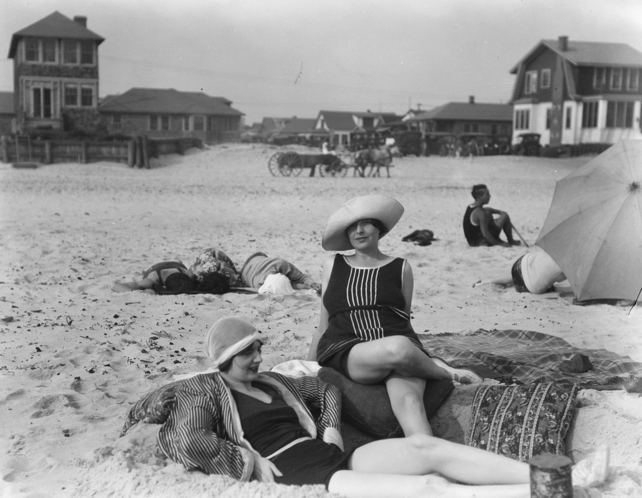 Zwei Frauen am Long Beach, New York, 1910 von Arnold Genthe