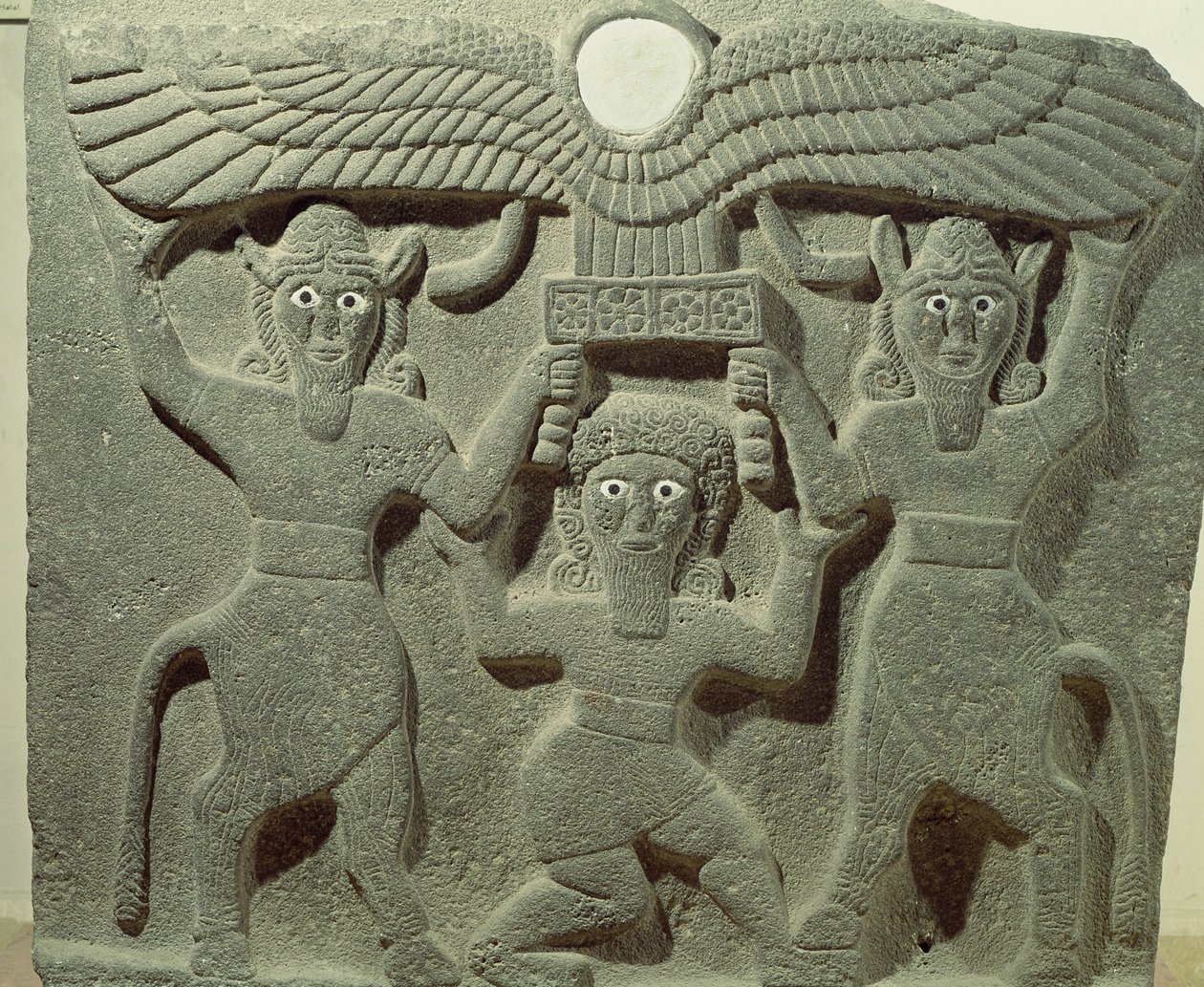 Relief, das Gilgamesch zwischen zwei Stiermenschen zeigt, die eine geflügelte Sonnenscheibe stützen, aus Tell-Halaf, Syrien von Assyrian