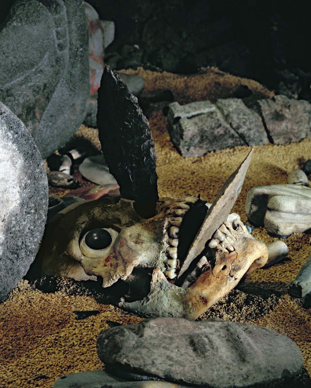 Schädel mit Feuersteinmessern im Mund und in der Nase gemischte Medien (Detail) von Aztec