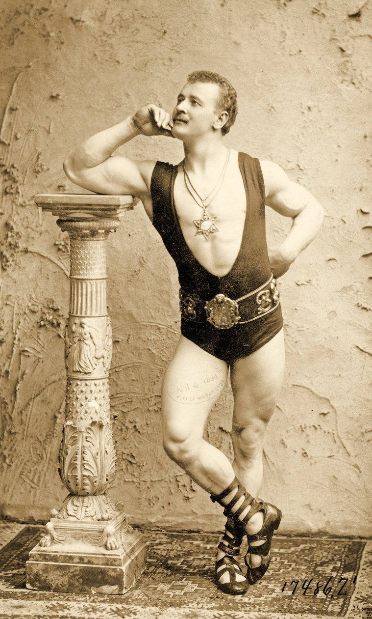 Eugen Sandow in klassischer antiker griechisch-römischer Pose, ca. 1894 von Benjamin J. Falk