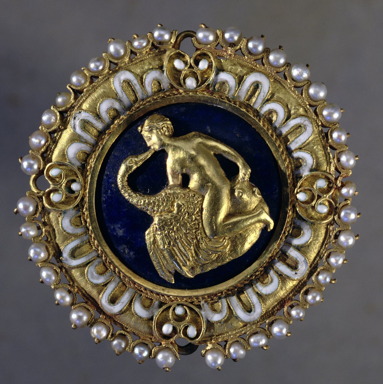 Brosche mit einer Szene von Leda und dem Schwan (Gold, Lapislazuli und Perlen) von Benvenuto Cellini