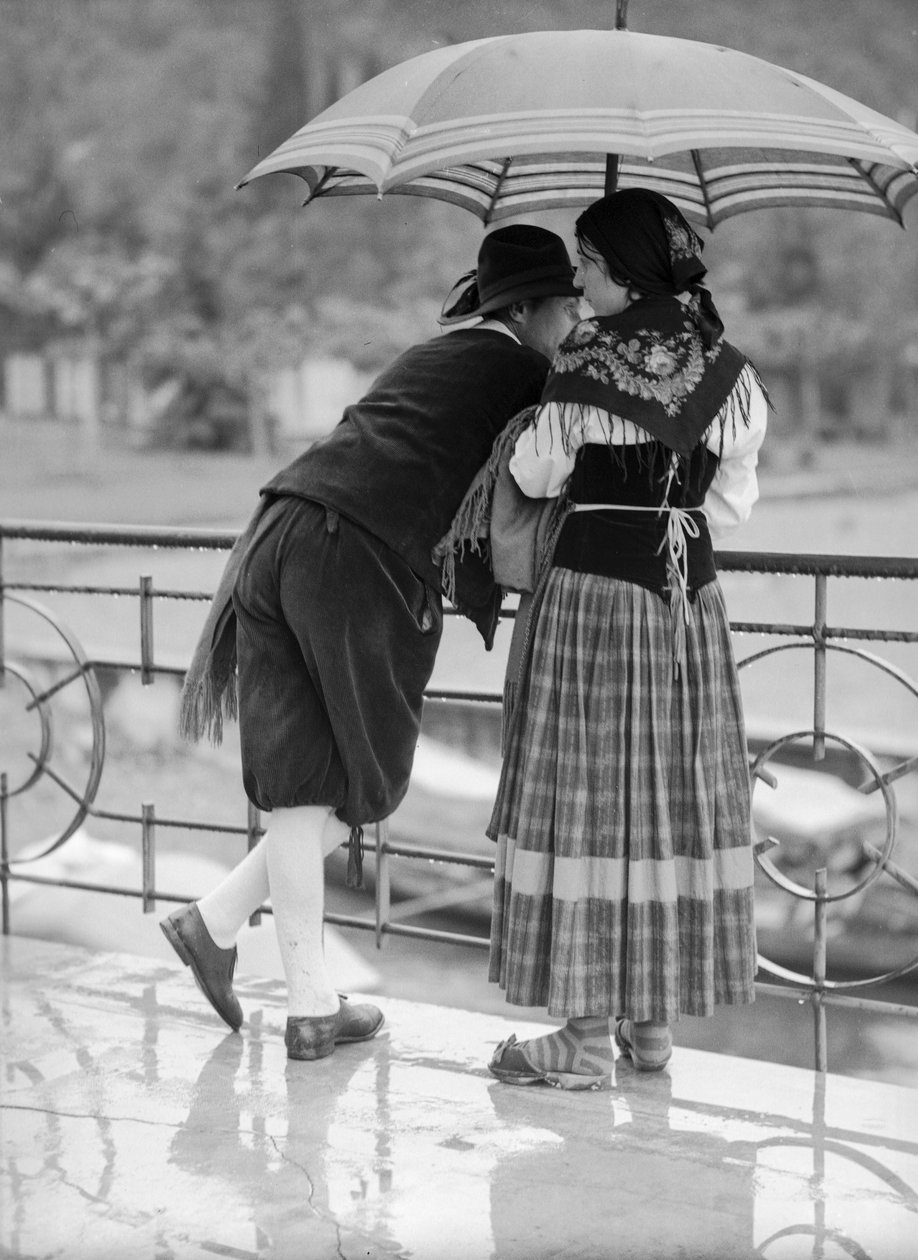 Junges Paar mit Regenschirm, Italien von Bernard F. Rogers