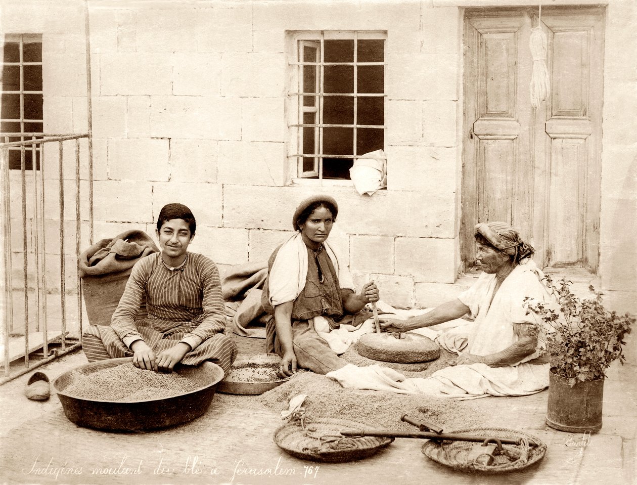 Weizenmahlen in Jerusalem, ca. 1867-98 von Bonfils Studio