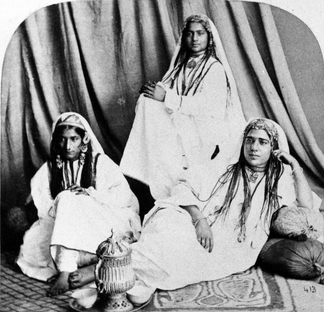 Kashmirische Nautch-Tänzerinnen, um 1860er von British Photographer