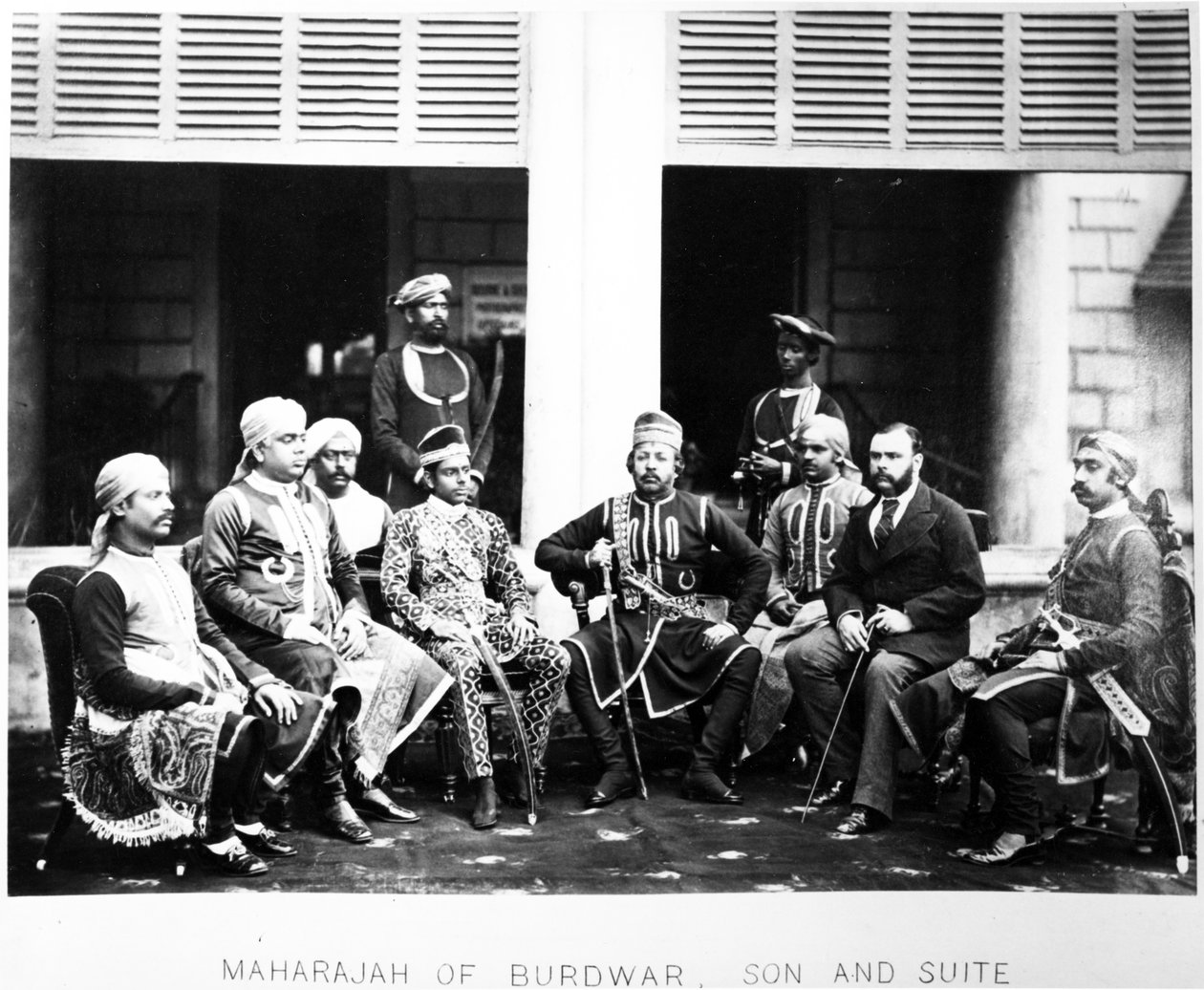 Maharaja Mahtab Chand Bahadur mit seinem Sohn und Gefolge, um 1870er von British Photographer