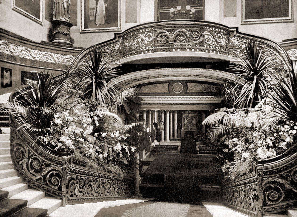 Die große Treppe im Buckingham Palast, London, 1890 von British Photographer