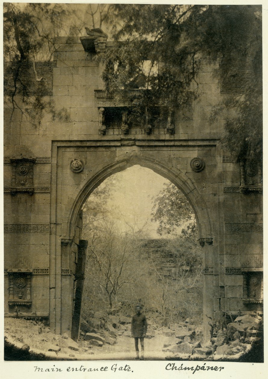 Haupteingangstor, Champaner, ca. 1875 von British Photographer