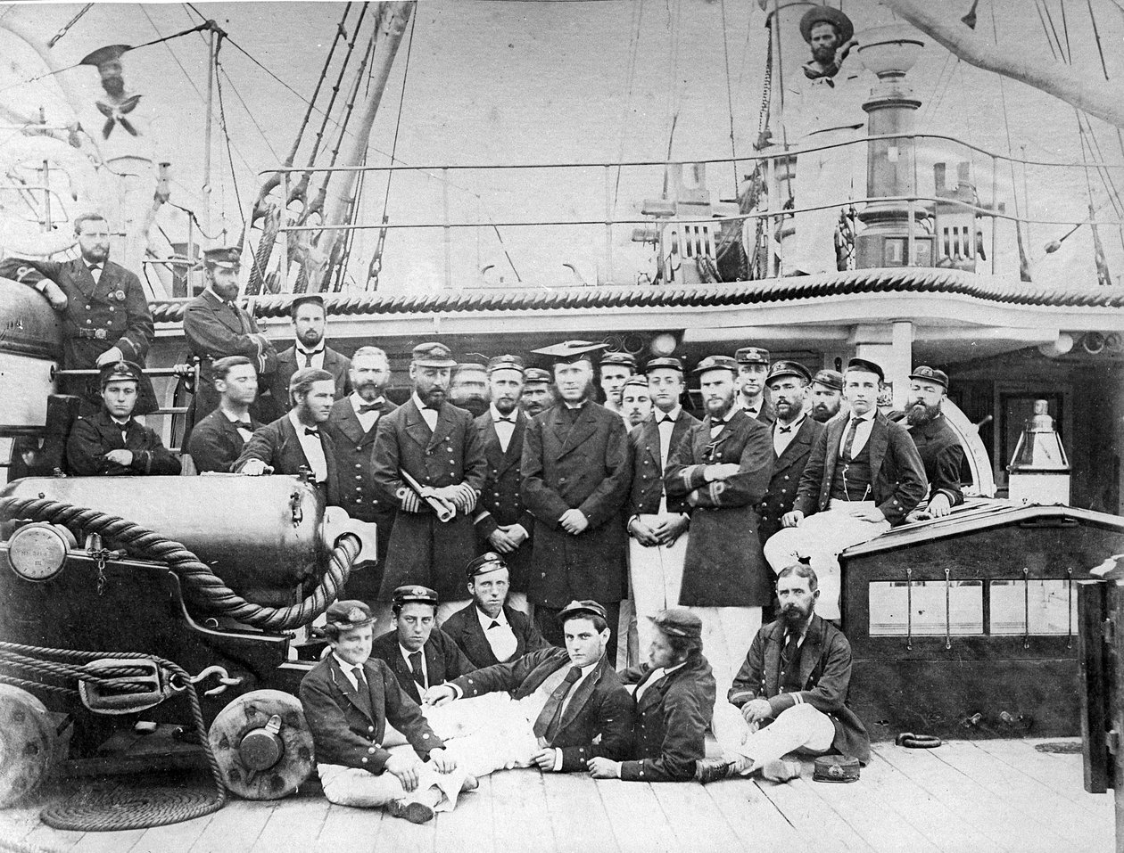 Offiziere an Bord der HMS Eclipse, um 1888 von British Photographer