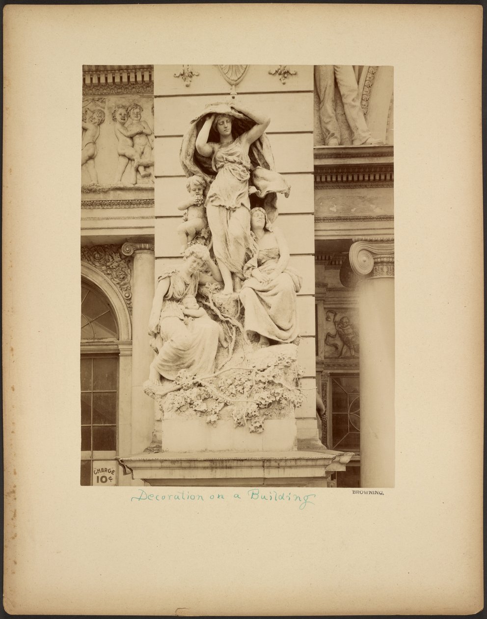 Dekoration an einem Gebäude von Browning
