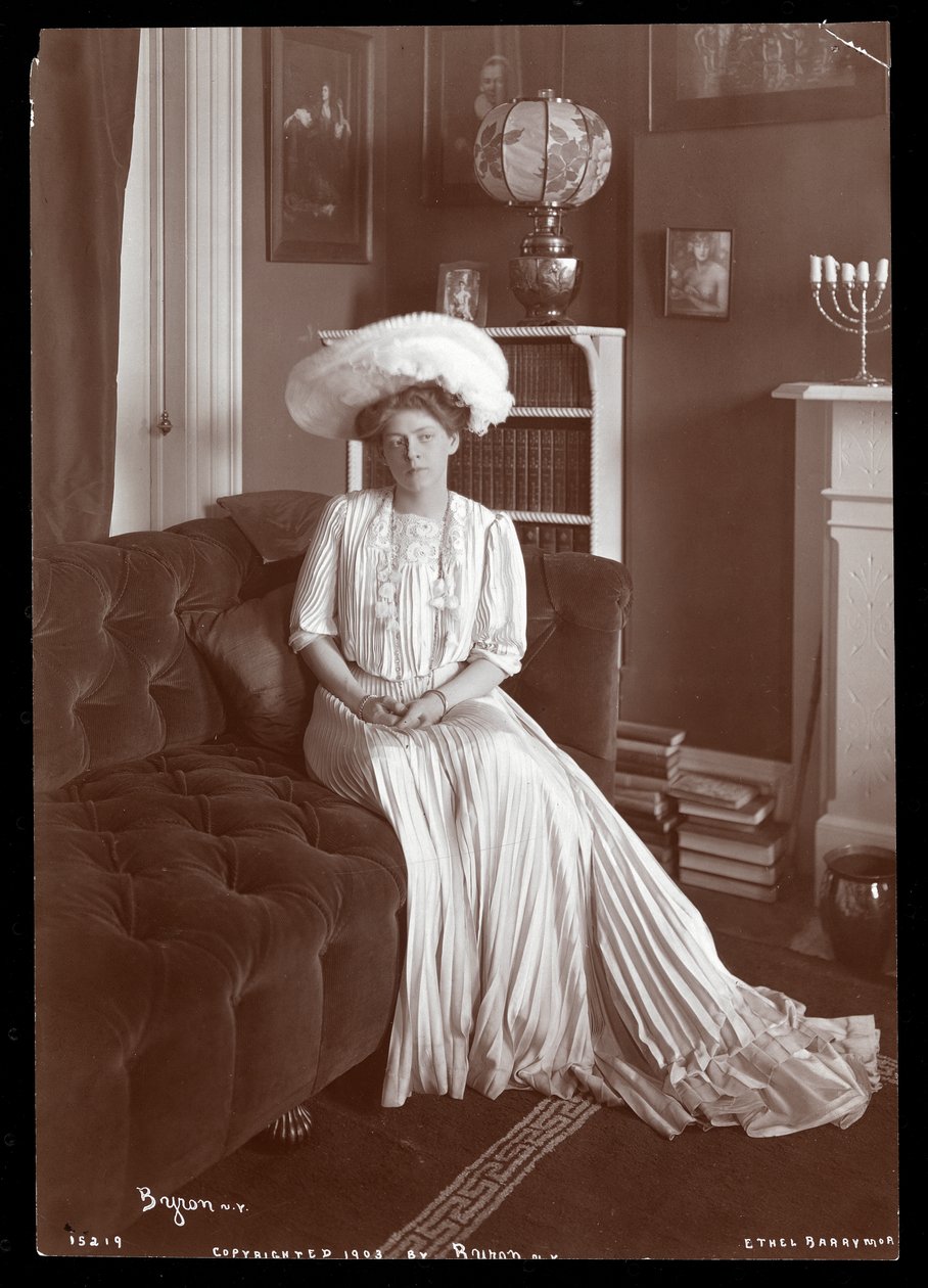 Ethel Barrymore sitzt im Wohnzimmer, 1902 oder 1903 von Byron Company