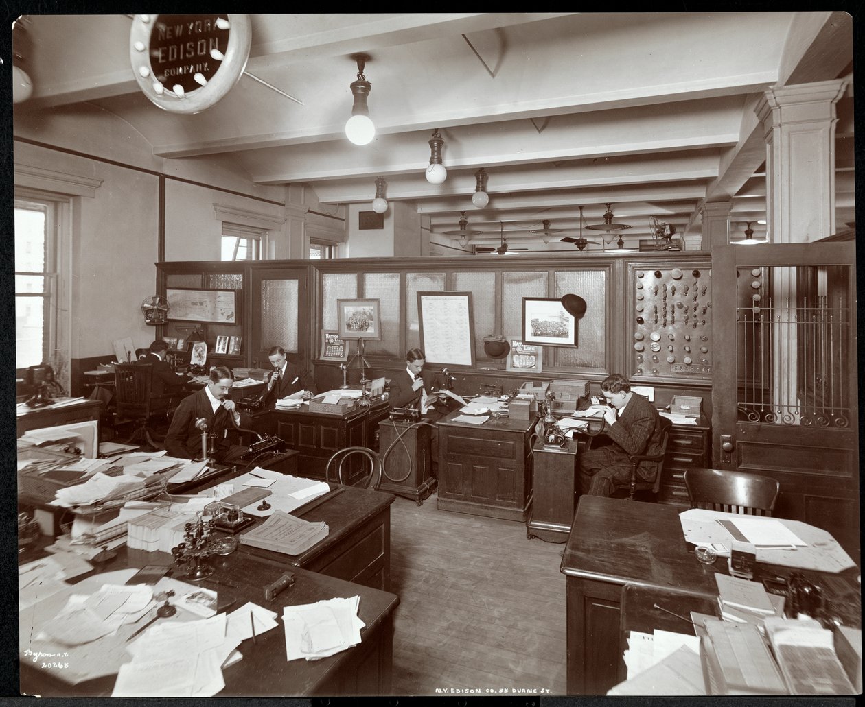 Innenansicht von Männern, die Diktiergeräte bei der New York Edison Co. in der 55 Duane Street, New York, benutzen, 1905 von Byron Company