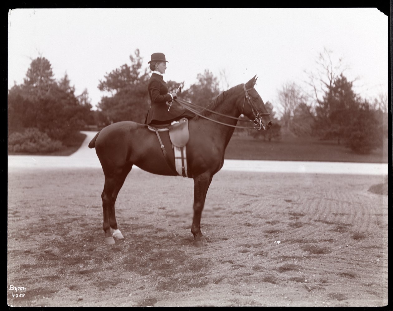 Porträt von Mrs. Beach auf einem Pferd im Reitweg im Central Park, 1898 von Byron Company