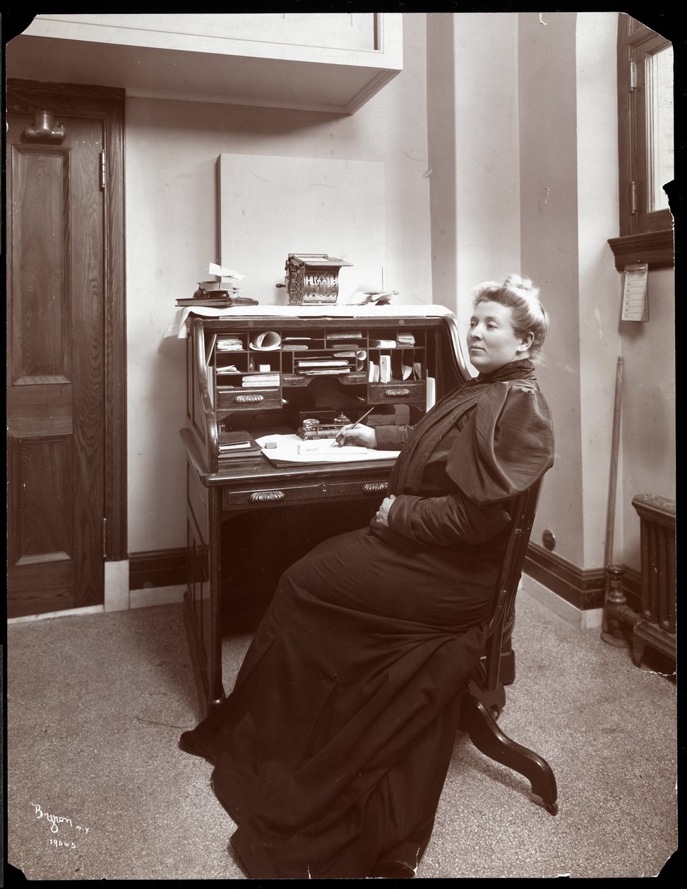 Porträt einer unbekannten Frau an einem Schreibtisch in einem Büro in New York, 1904 von Byron Company