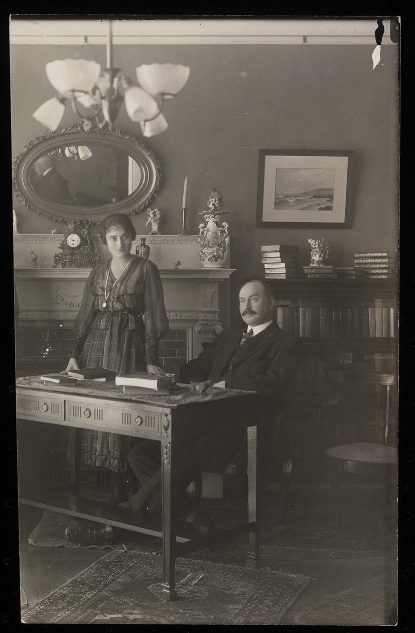 Porträt des Zahnarztes Dr. Gibson und einer Frau in seiner Residenz, ca. 1905 von Byron Company