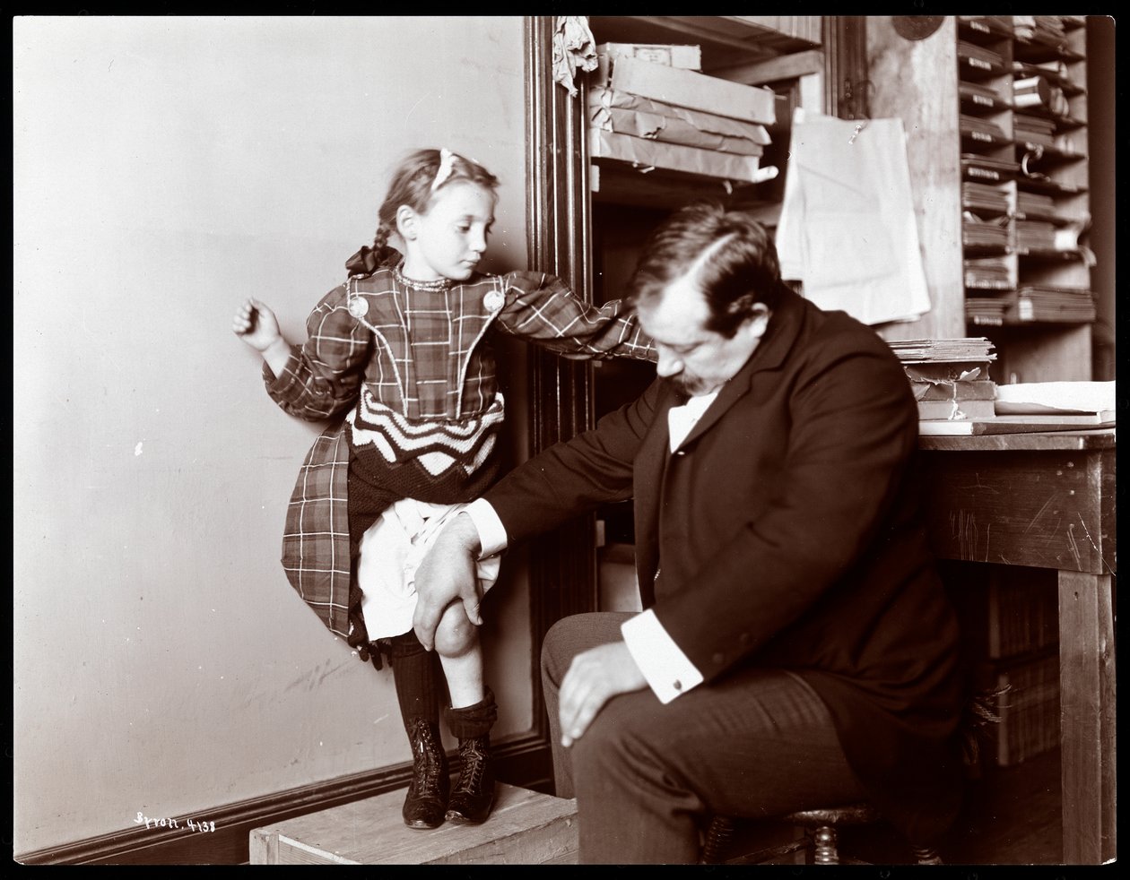 Professor Atkinson, ein englischer Knochensetzer, mit einer jungen Patientin, 1898 von Byron Company