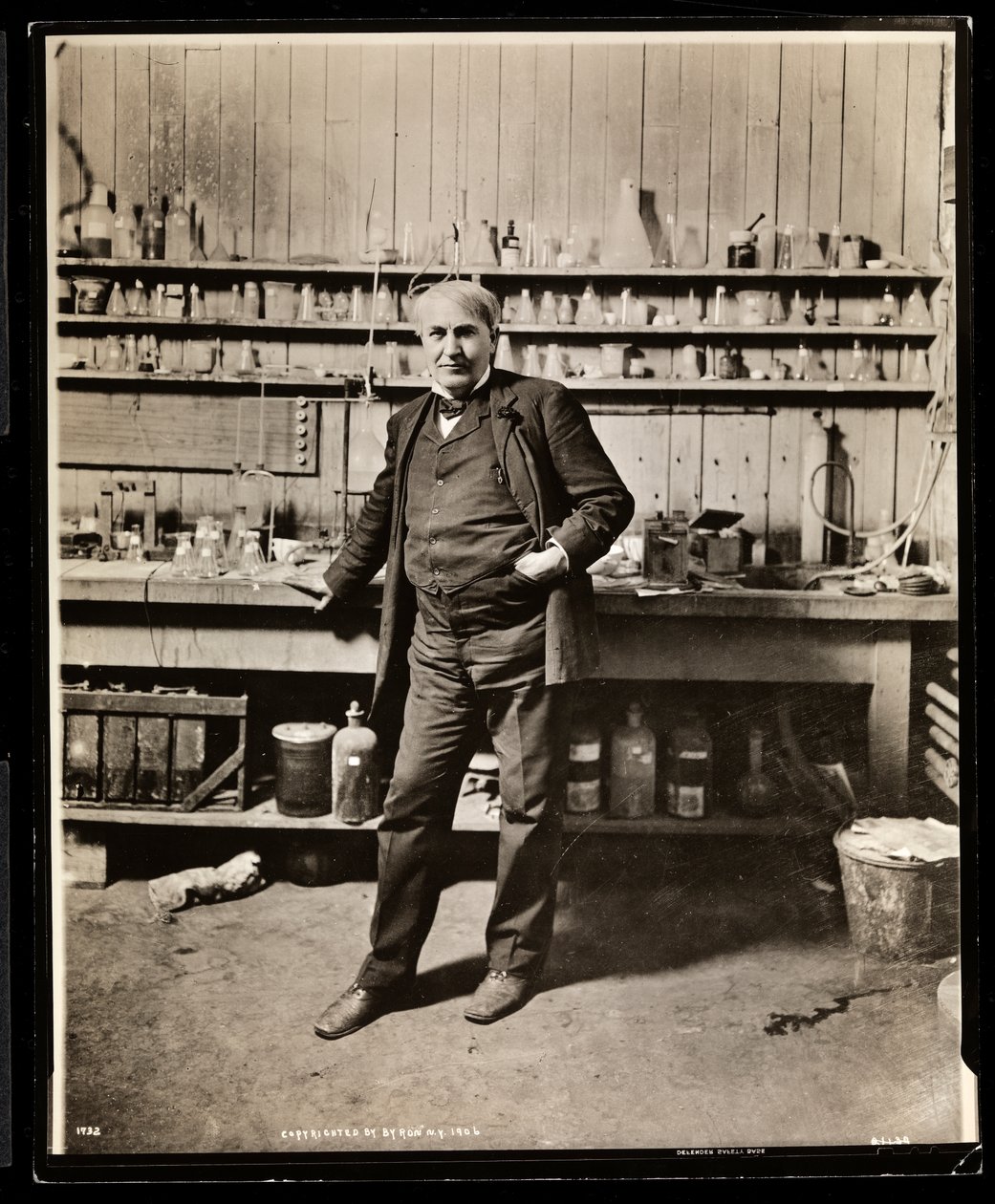 Thomas Edison in seinem Labor, 1906 von Byron Company