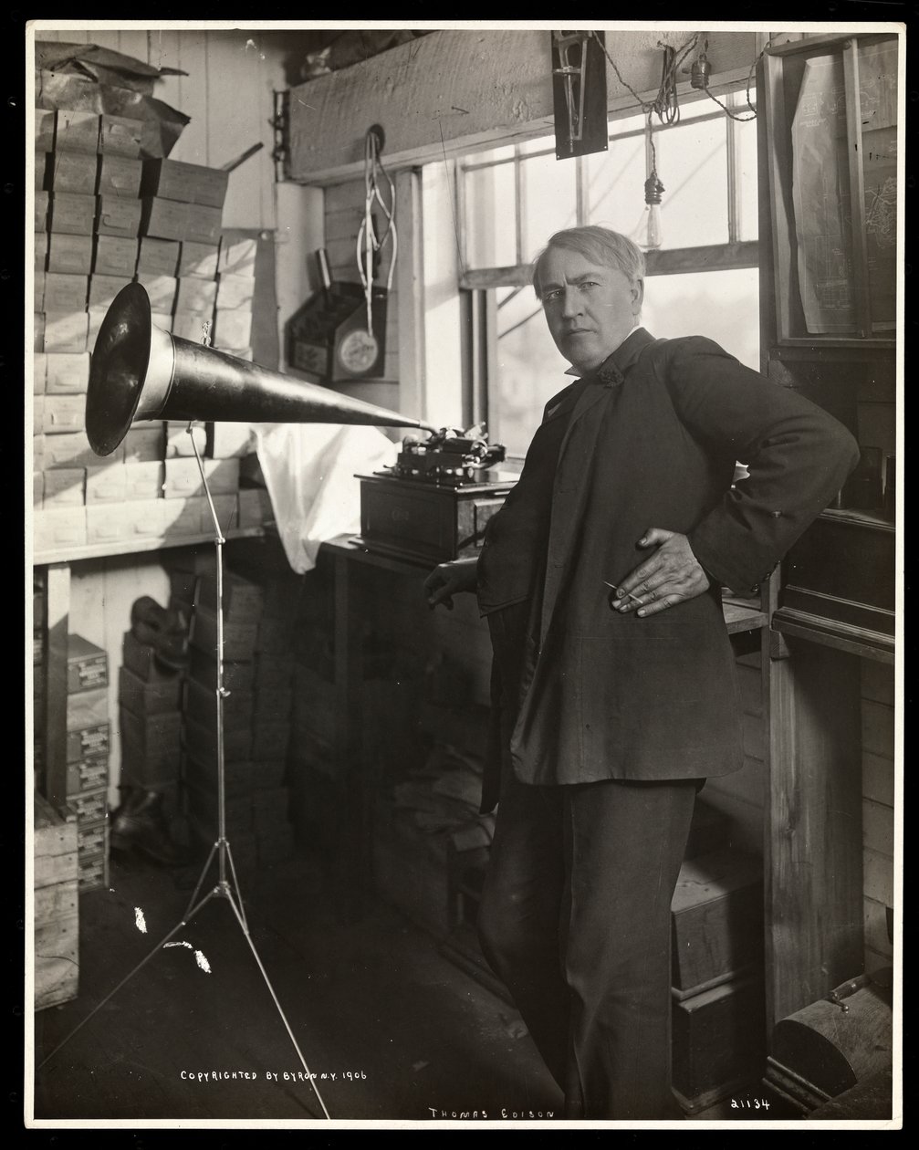 Thomas Edison neben einem Phonographen in seinem Labor, 1920 von Byron Company