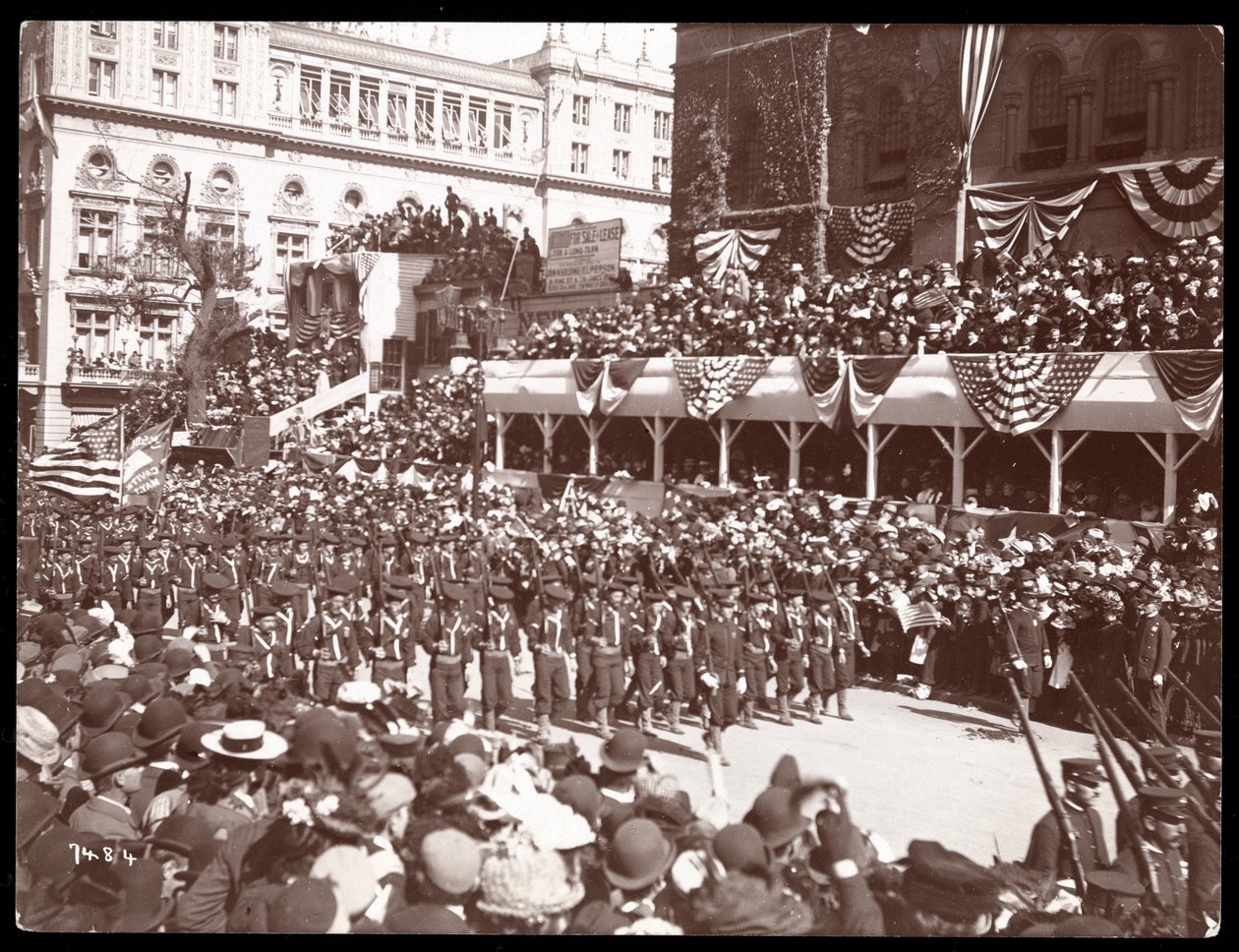 Blick von oben auf die Menge und eine marschierende Militärgruppe in der Dewey-Parade auf der Fifth Avenue, New York, 1899 (Silbergelatineabzug) von Byron Company