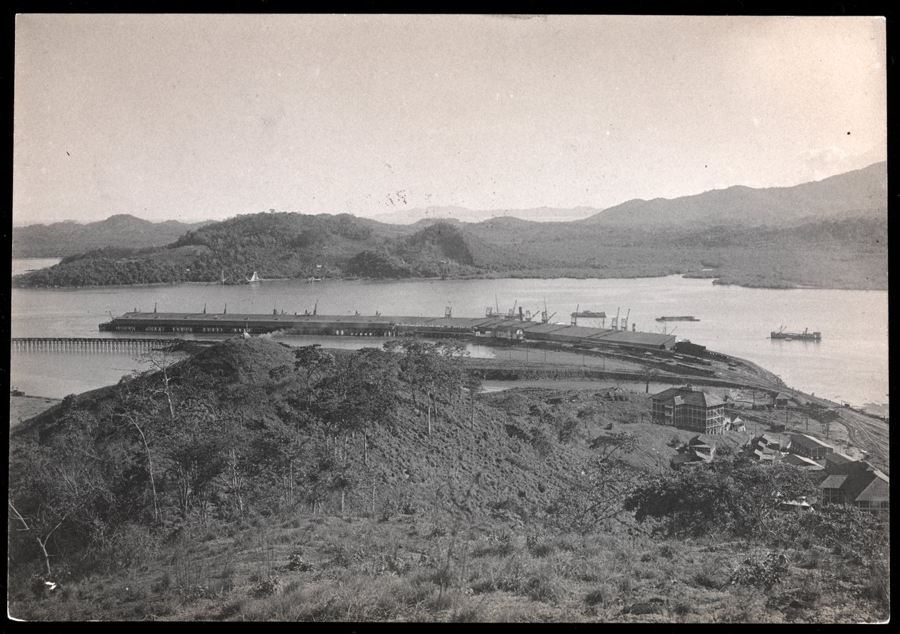 Ansicht von Gebäuden und Kais in Balboa, Panama, dem Pazifikeingang zum Kanal (Silbergelatineabzug) von Byron Company