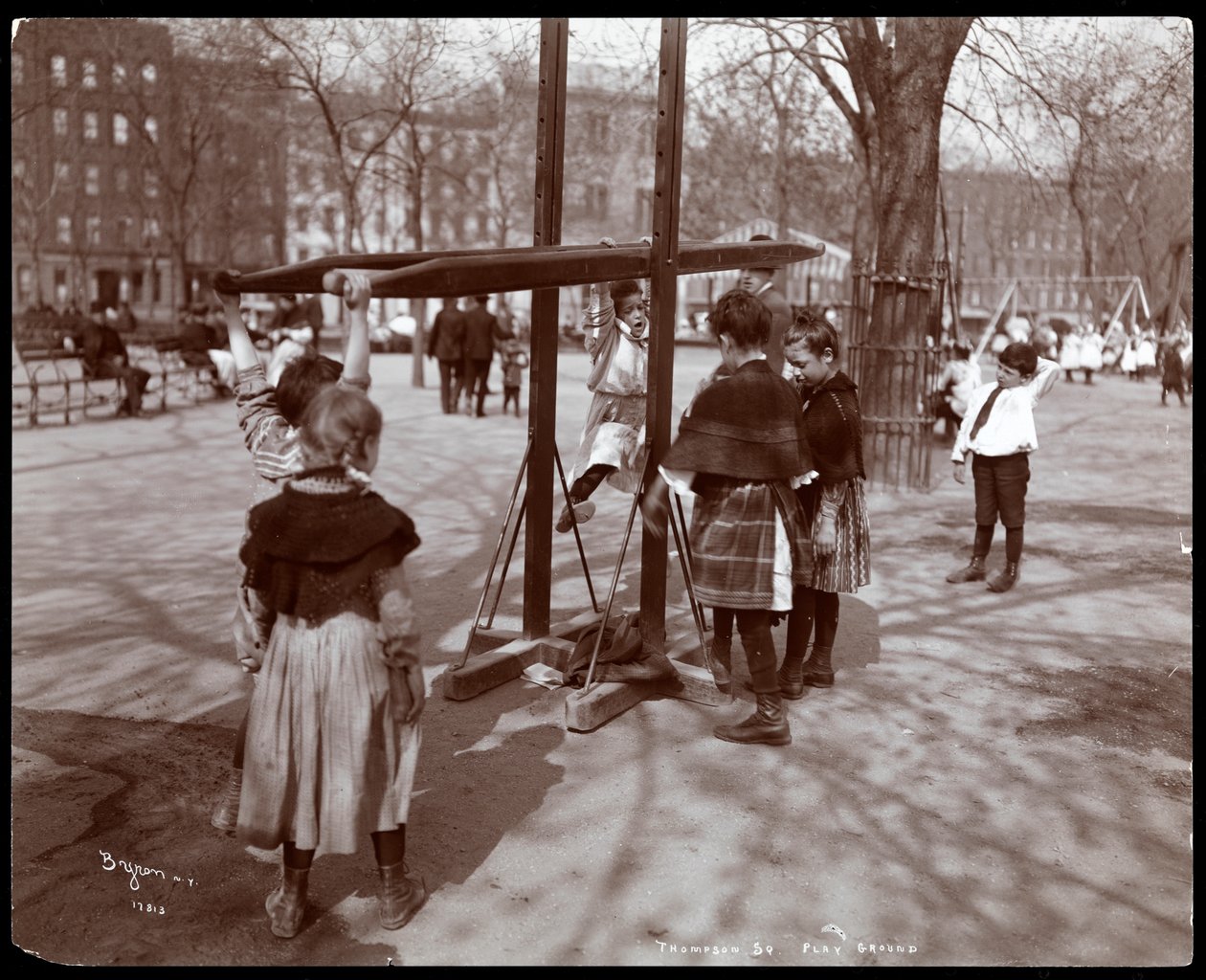 Blick auf spielende Kinder auf Spielplatzgeräten im Tompkins Square Park, am Arbor Day, New York, 1904 von Byron Company