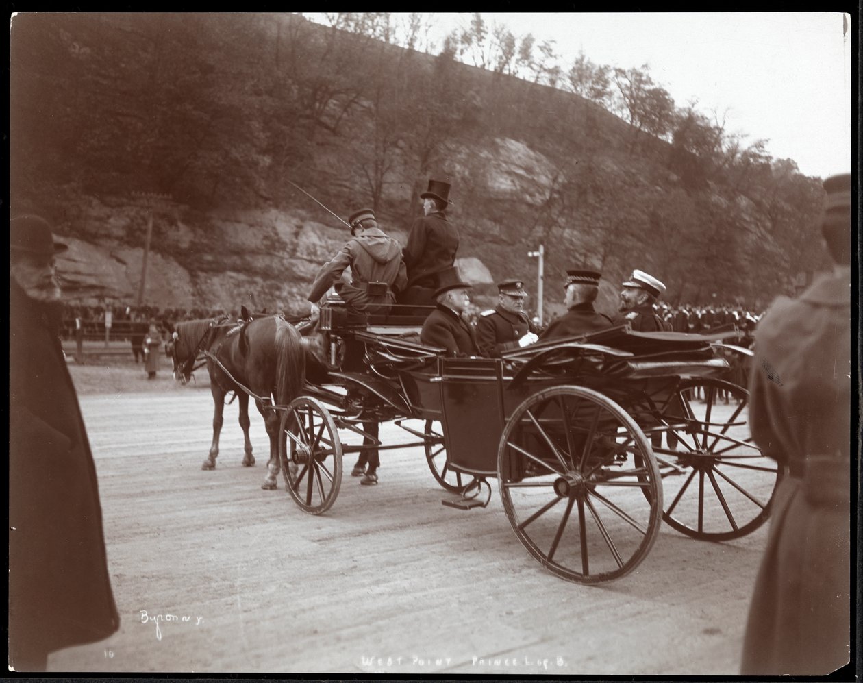 Ansicht von Militärs, darunter Konteradmiral Robley Dunglison Evans, und der Prinz in einer Kutsche in West Point, 1905 von Byron Company